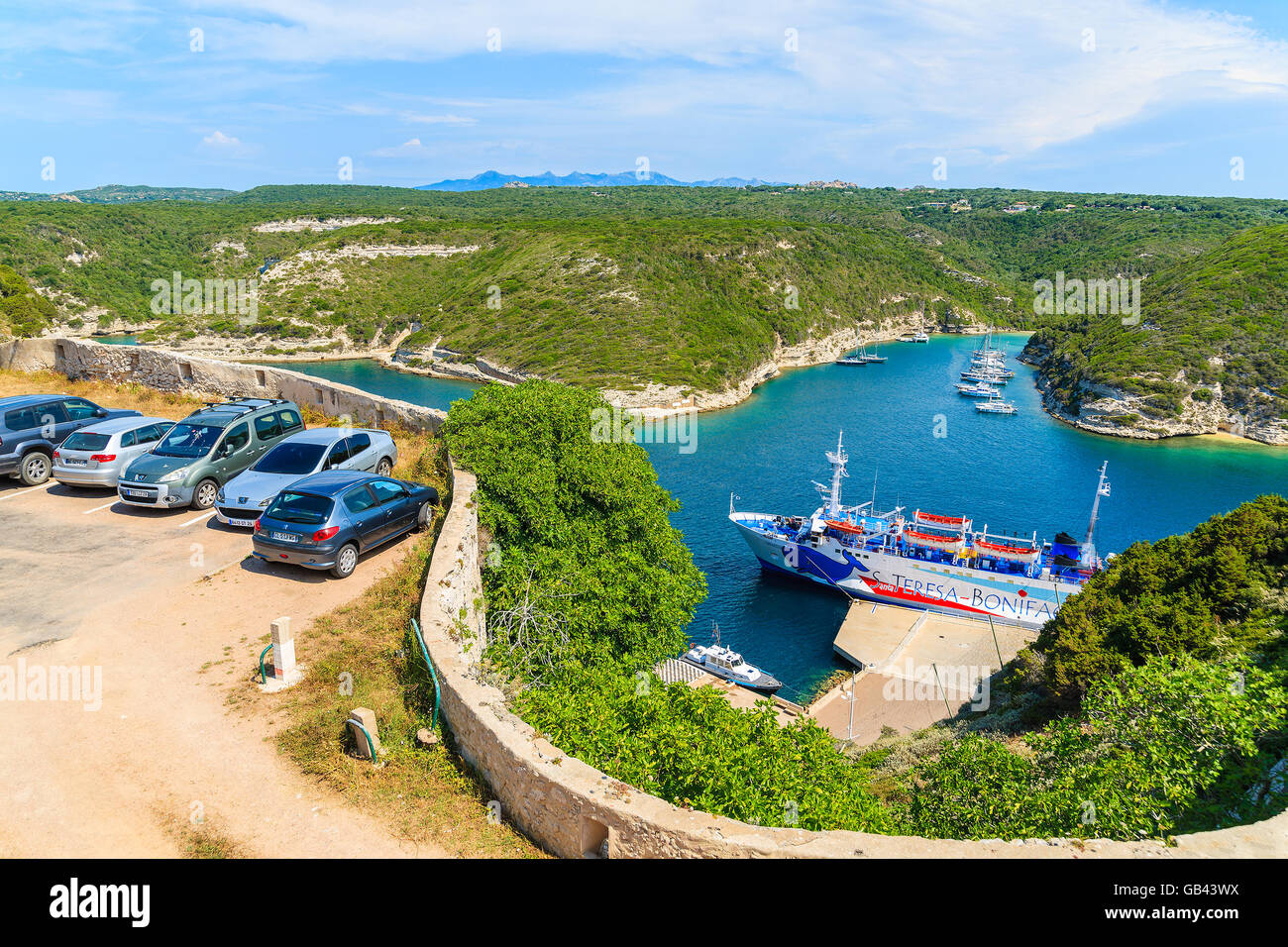 Corse, FRANCE - JUN 23, 2015 : parking voitures et bateau dans le port de Bonifacio en attente de sa croisière quotidienne à Santa Teres Banque D'Images