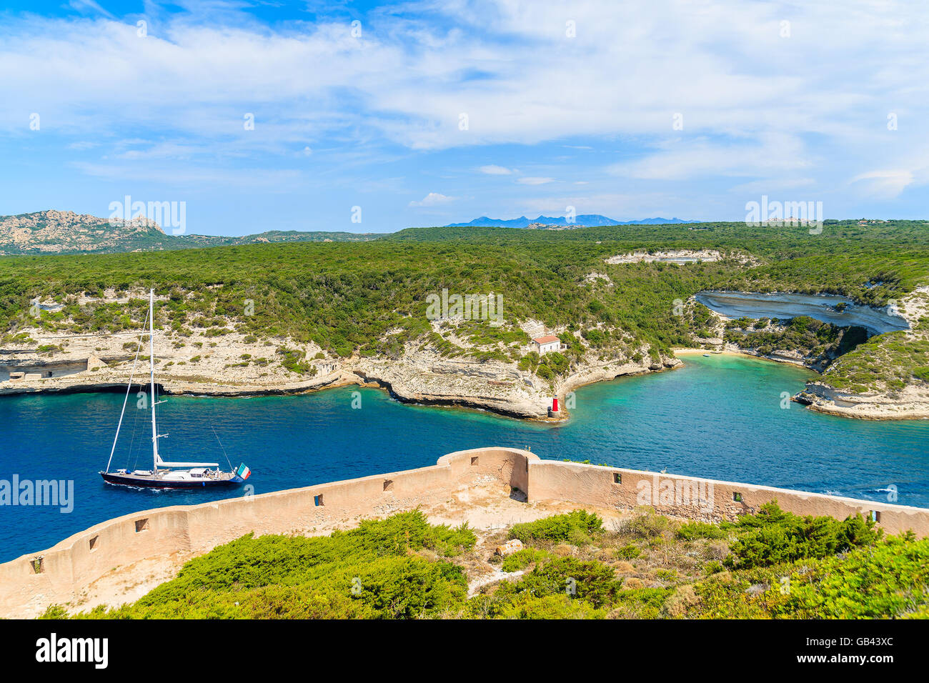 Location de bateau à partir du port de Bonifacio, Corse, France Banque D'Images