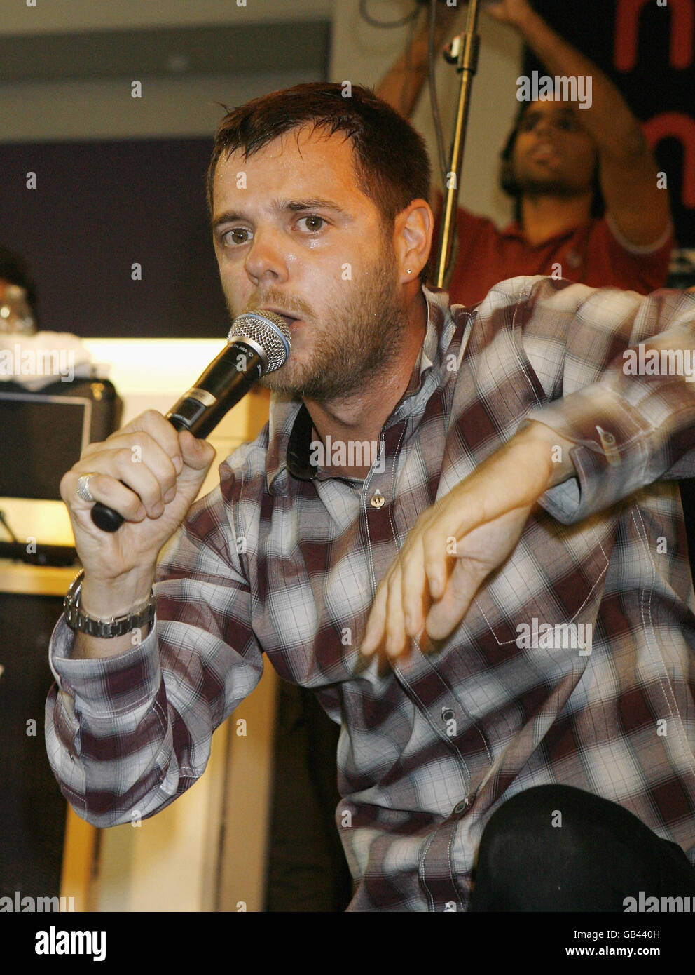 Mike Skinner of the Streets joue un concert pour promouvoir la sortie de son nouvel album « Everything is emprunt » à HMV sur Oxford Street, dans le centre de Londres. Banque D'Images