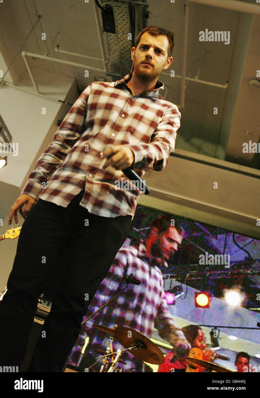 Mike Skinner of the Streets joue un concert pour promouvoir la sortie de son nouvel album « Everything is emprunt » à HMV sur Oxford Street, dans le centre de Londres. Banque D'Images