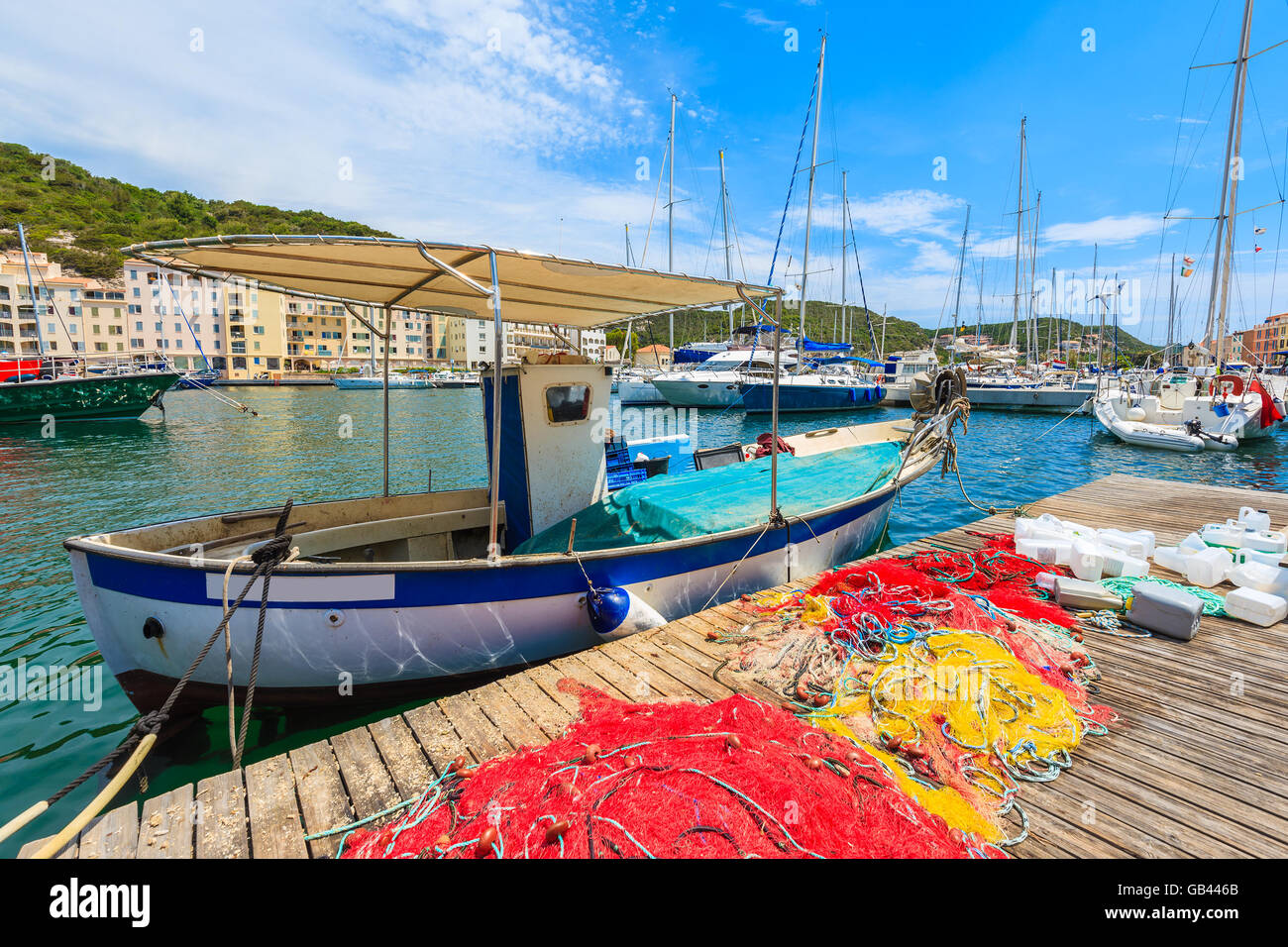 Bateau de pêche dans le port de Bonifacio aux beaux jours de l'été, Corse, France Banque D'Images