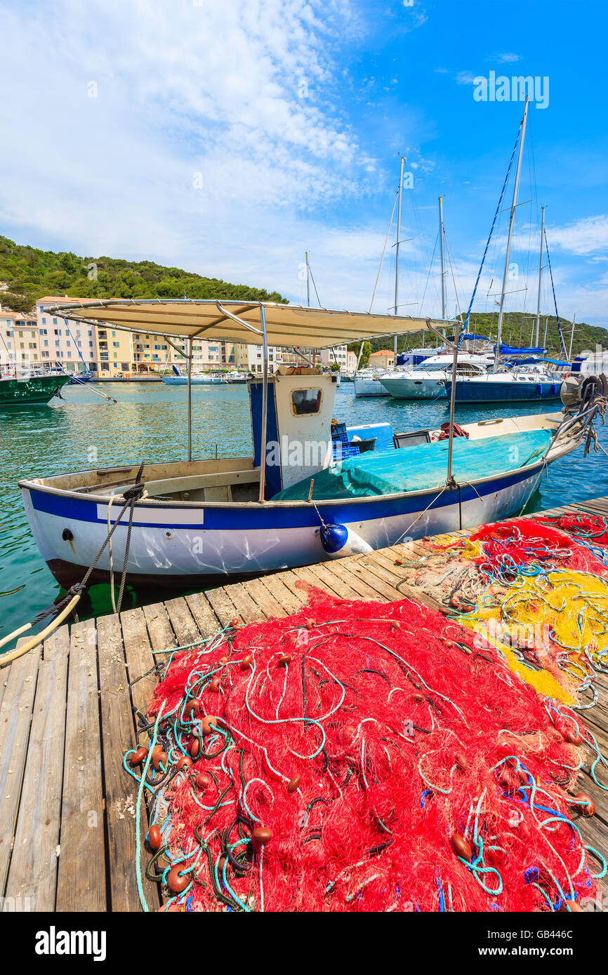 Bateau de pêche dans le port de Bonifacio aux beaux jours de l'été, Corse, France Banque D'Images