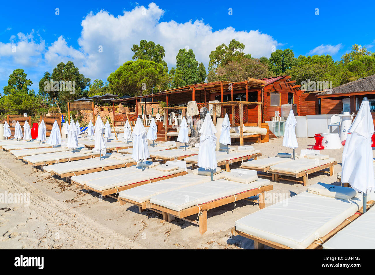 La plage de palombaggia, CORSE - JUN 23, 2015 : chaises en face d'un restaurant sur la plage de Palombaggia, corse, F Banque D'Images