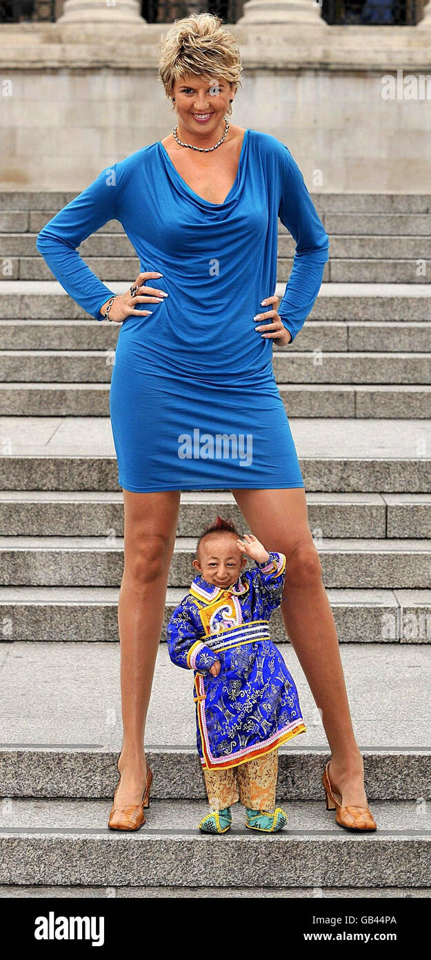 Le Plus Petit Monsieur Du Monde Le plus petit homme du monde, He PingPing, et la femme aux jambes les plus  longues du monde, Svetlana Pankratova, célèbrent tous deux le lancement de  l'édition 2009 des records Guinness à