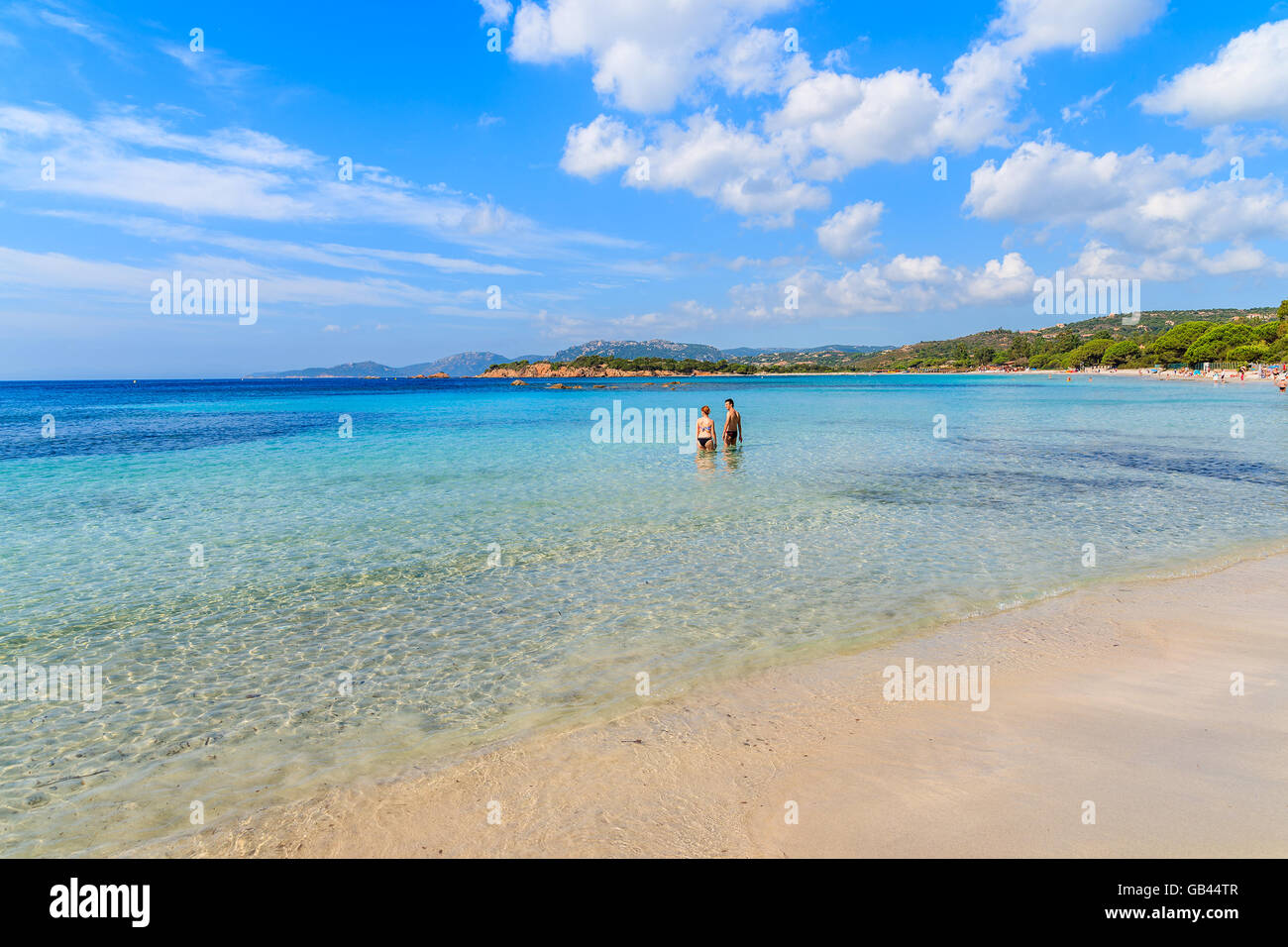 La plage de palombaggia, CORSE - 24 juin 2015 : deux personnes dans l'eau de mer sur la magnifique plage de Palombaggia, corse, Banque D'Images