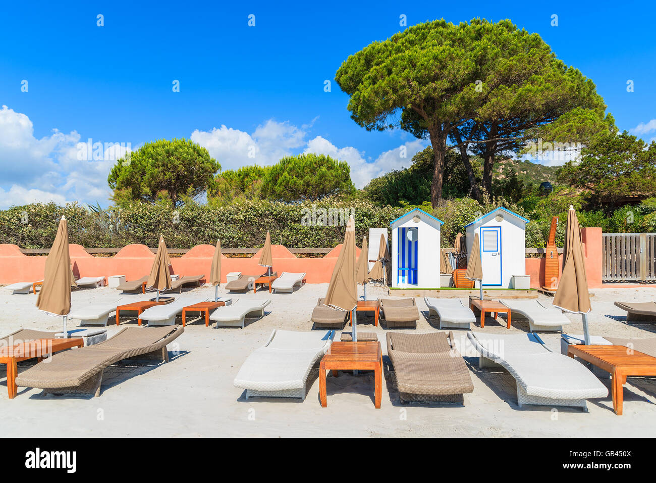 Chaises longues sur la célèbre plage de sable blanc la plage de Palombaggia, Corse, France Banque D'Images