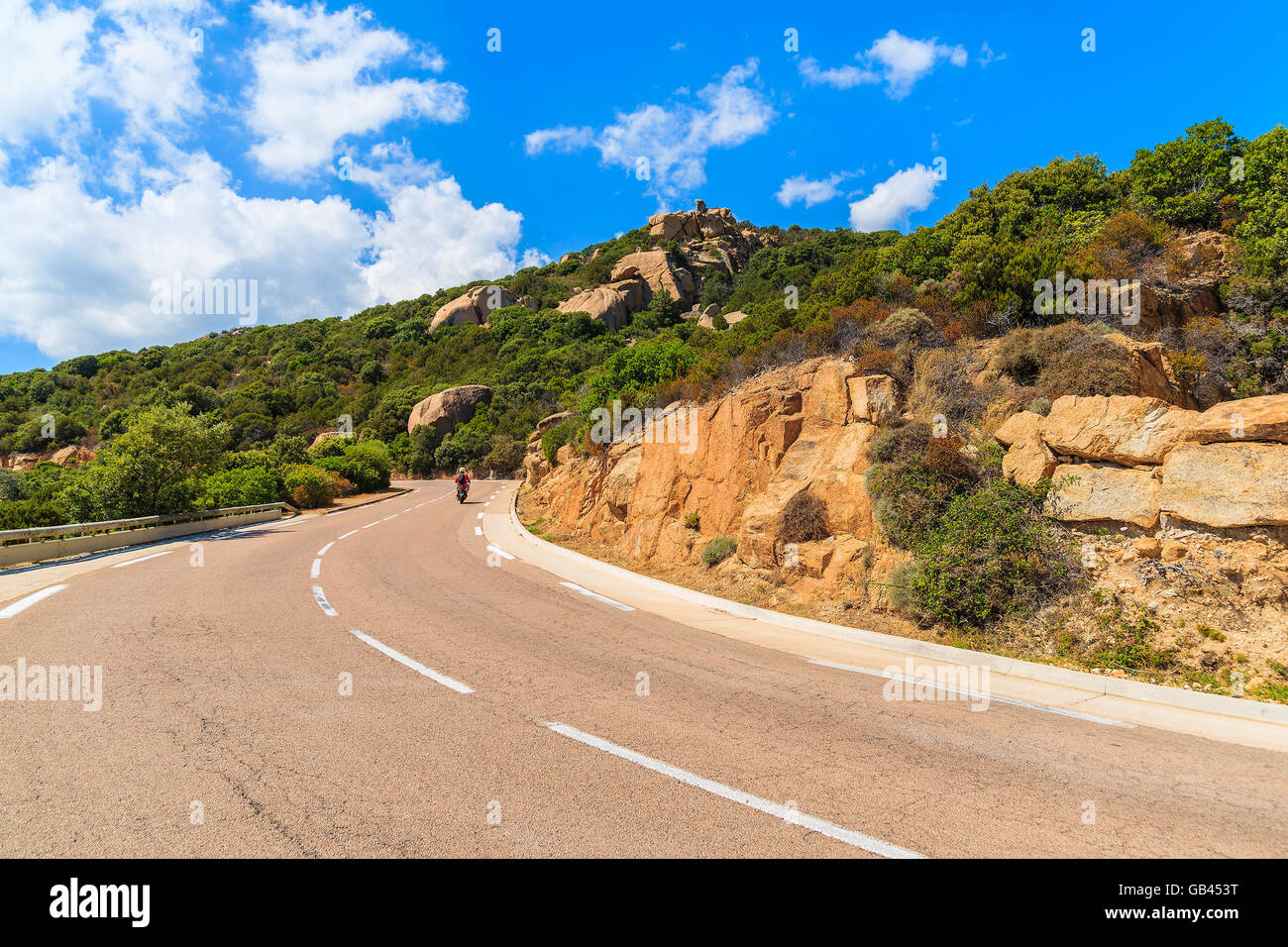 Scenic Route de montagne au milieu des rochers sur l'île de Corse, France Banque D'Images