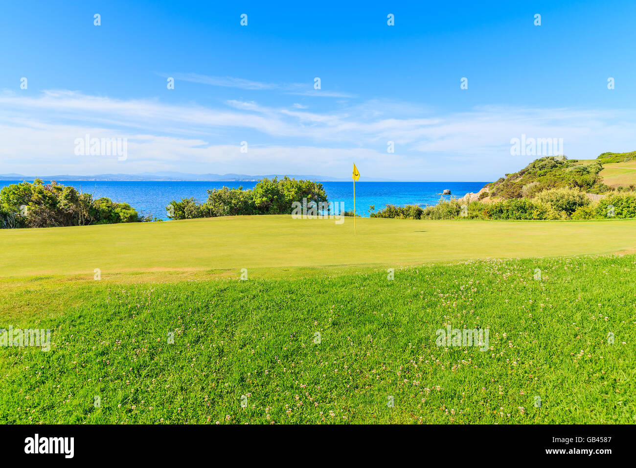 Corse, FRANCE - JUN 25, 2015 : Salon de l'herbe verte sur l'aire de jeu de golf sur l'île de Corse, France. Banque D'Images