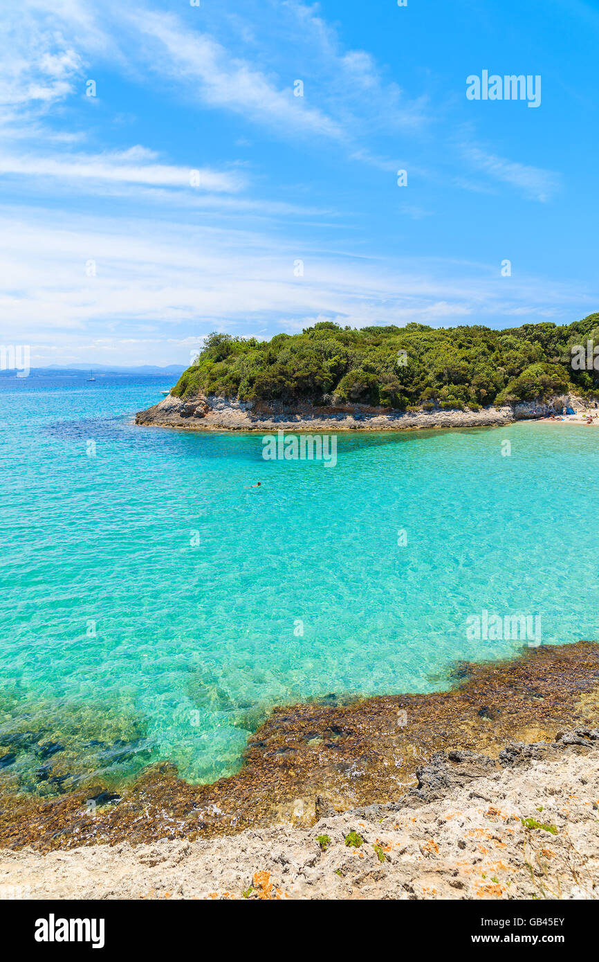 L'eau de mer turquoise Petit Sperone bay, Corse, France Banque D'Images