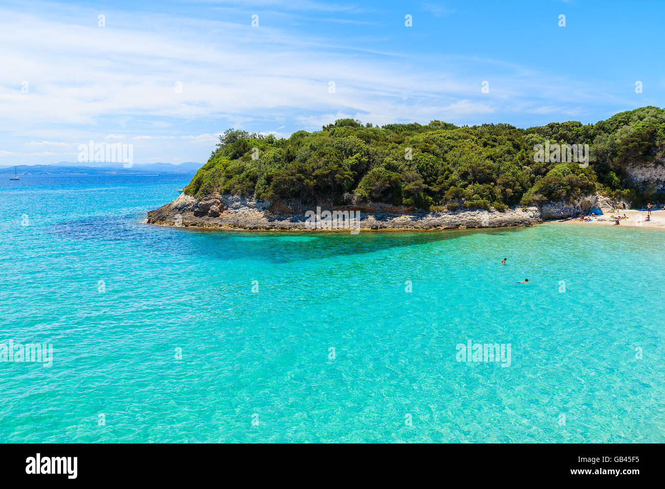 La natation de personnes dans la magnifique baie de la mer d'azur, de l'eau Petit Sperone plage, Corse, France Banque D'Images