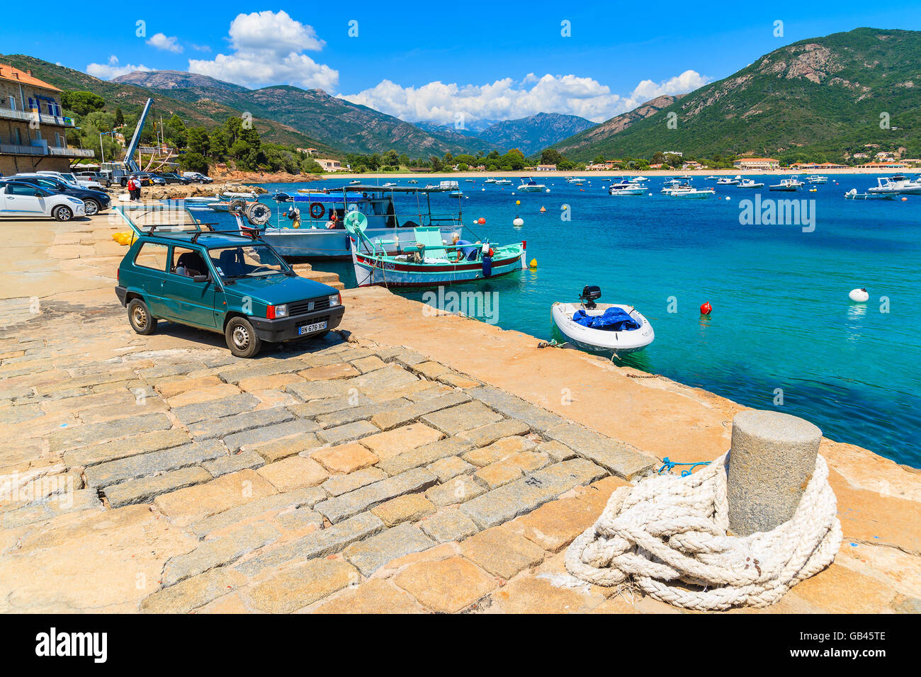 Corse, FRANCE - JUN 26, 2015 : petite Fiat Panda voiture garée sur la côte de l'île de Corse en port de pêche près de la ville de Cargèse. Banque D'Images