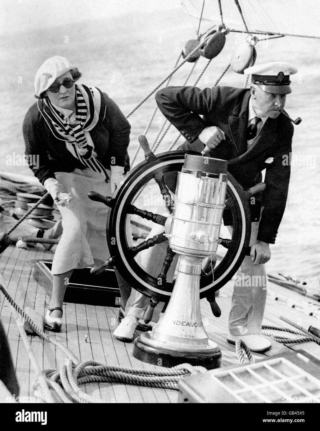 Thomas Sopwith, à droite, et sa femme, Phyllis, au volant de son yacht Endeavour, une boucle J de 130 pieds. Banque D'Images