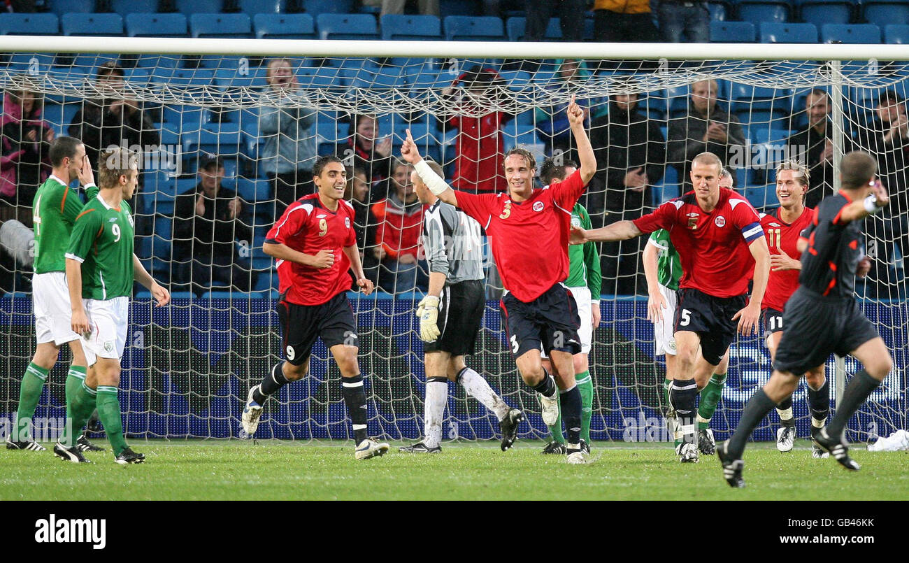 Tore Reginiussen, en Norvège, célèbre son but lors du match international au stade Ullevaal d'Oslo, en Norvège. Banque D'Images
