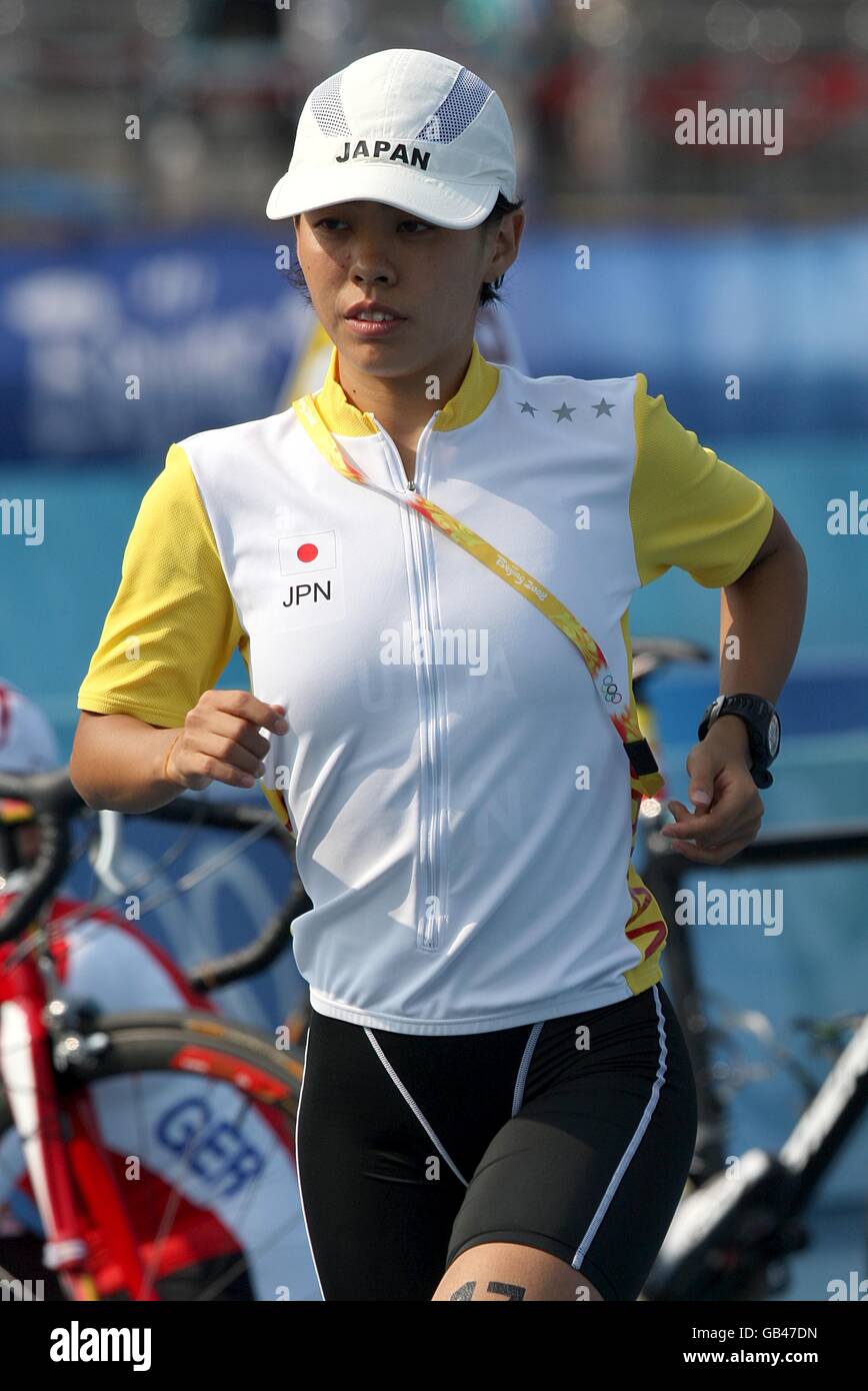 Le Japon ai Ueda participe au triathlon féminin au réservoir Ming Tomb, dans le district de Changping, dans le nord de Beijing, le 10 e jour des Jeux Olympiques de 2008 à Beijing. Banque D'Images