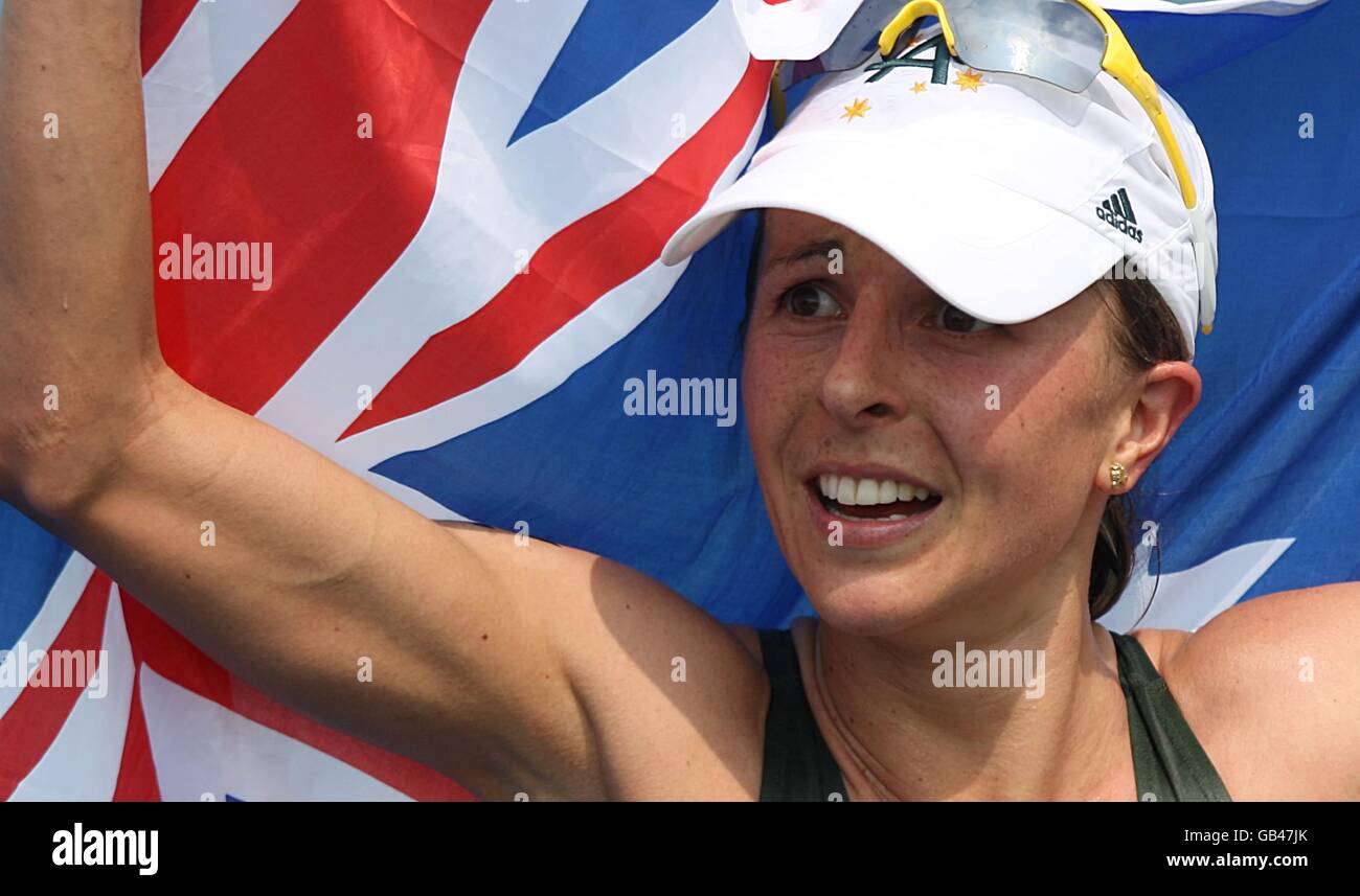 Emma Snowsill, en Australie, célèbre le triathlon féminin au Ming Tomb Reservoir, dans le district de Changping, dans le nord de Beijing, le 10 e jour des Jeux Olympiques de 2008 à Beijing. Banque D'Images