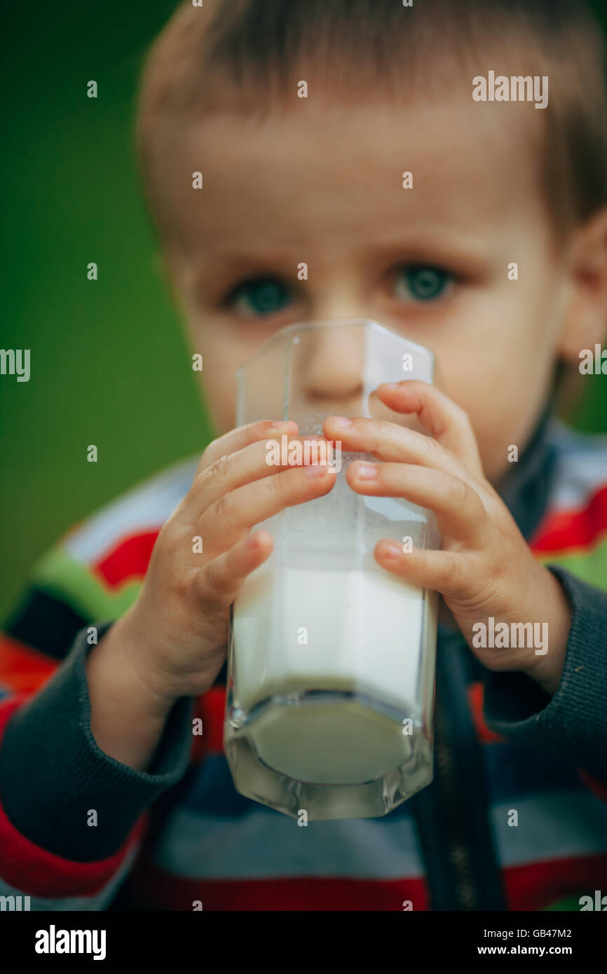 Petit garçon drôle avec verre de lait Banque D'Images