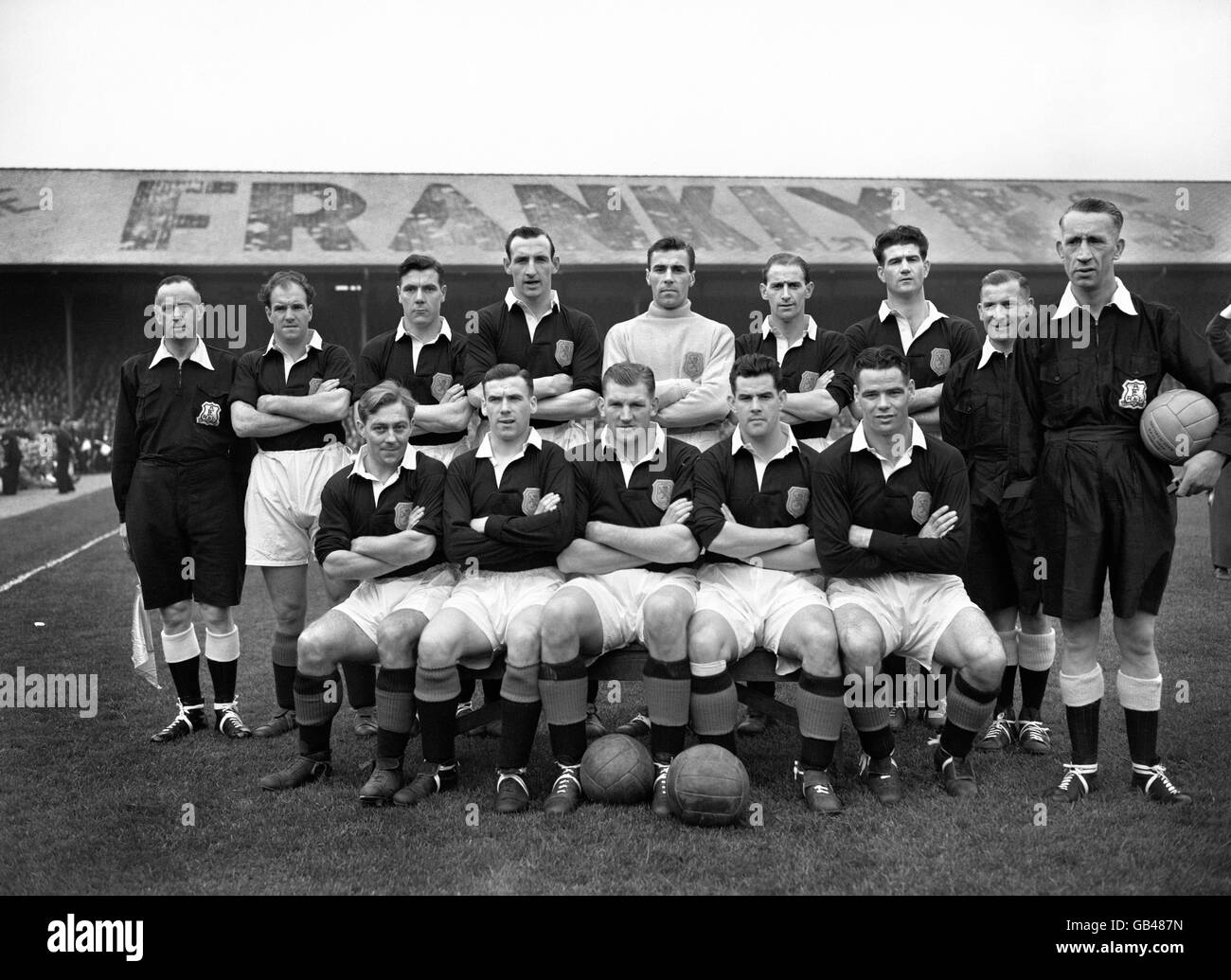 L'équipe écossaise qui a vaincu le pays de Galles. Rangée arrière, l-r ; James Scoular, Allan Brown, Frank Brennan, George N Farm, Samuel R Cox, George G M Aitken, et l'arbitre Alfred Bond (avec ballon). Rangée avant, l-r ; William Steel, Lawrence Reilly, George L Young, Thomas Wright, William Beveridge Liddell. Banque D'Images