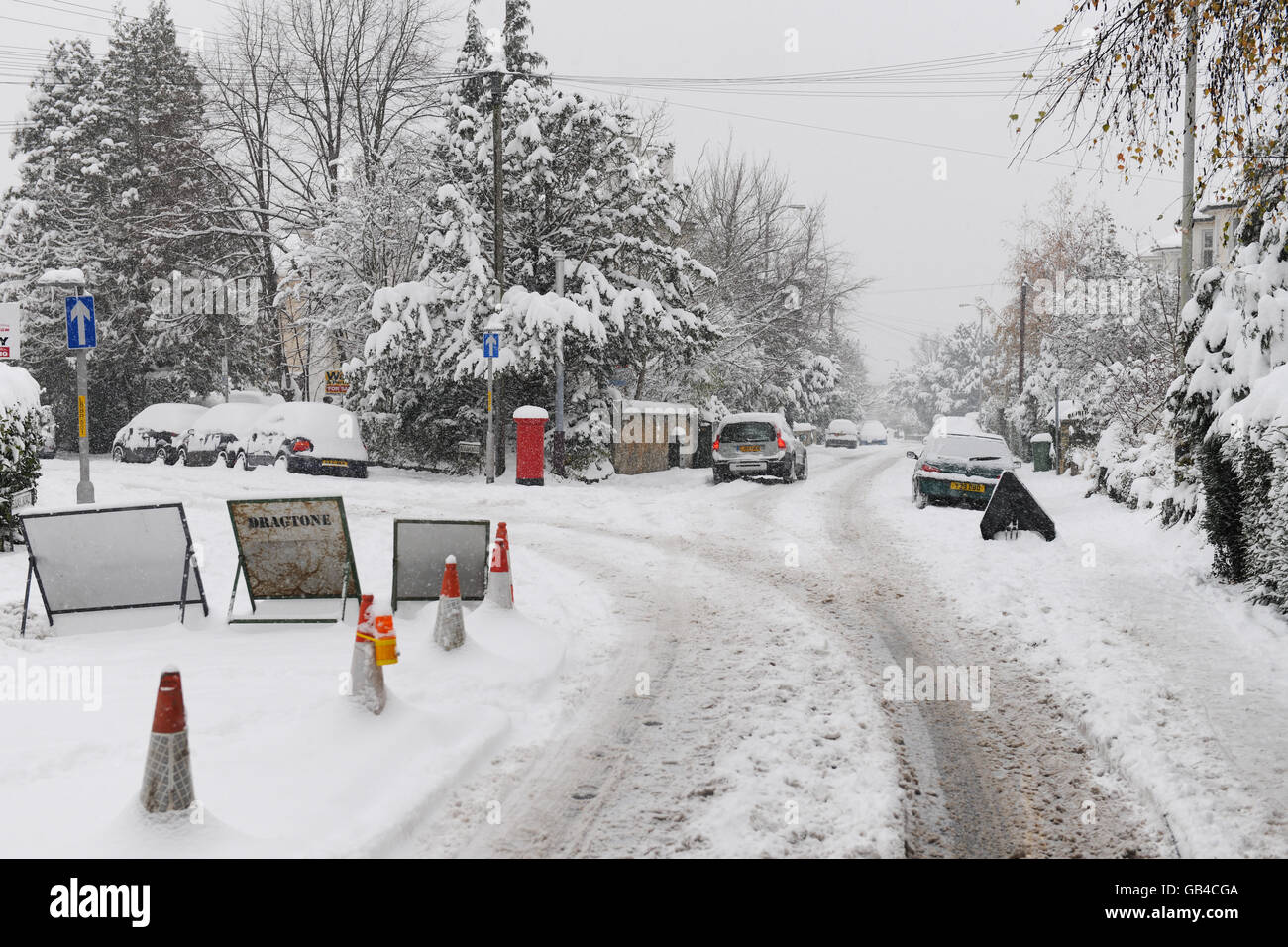 Voitures couverts dans la neige profonde garée à côté d'une rue à Tunbridge Wells Kent UK par les travaux routiers Banque D'Images