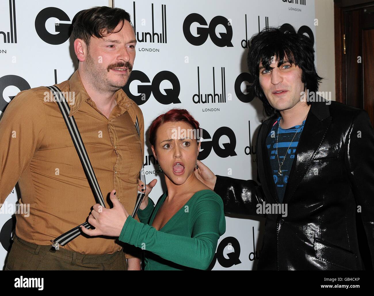 Les membres Mighty Boosh Noel Fielding (r) et Julian Barratt posent avec Jaime Winstone et le prix de la meilleure comédie aux GQ Men of the Year Awards 2008, Royal Opera House, Covent Garden, Londres. Banque D'Images