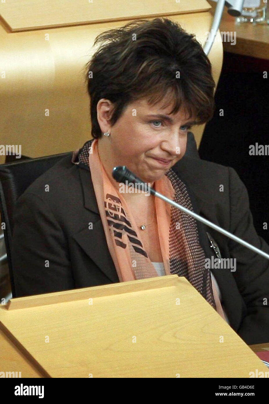 Wendy Alexander, ancienne dirigeante du parti travailliste écossais, regarde le Premier ministre Alex Salmond, qui présente le programme du gouvernement écossais pour l'année au Parlement écossais à Édimbourg. Banque D'Images