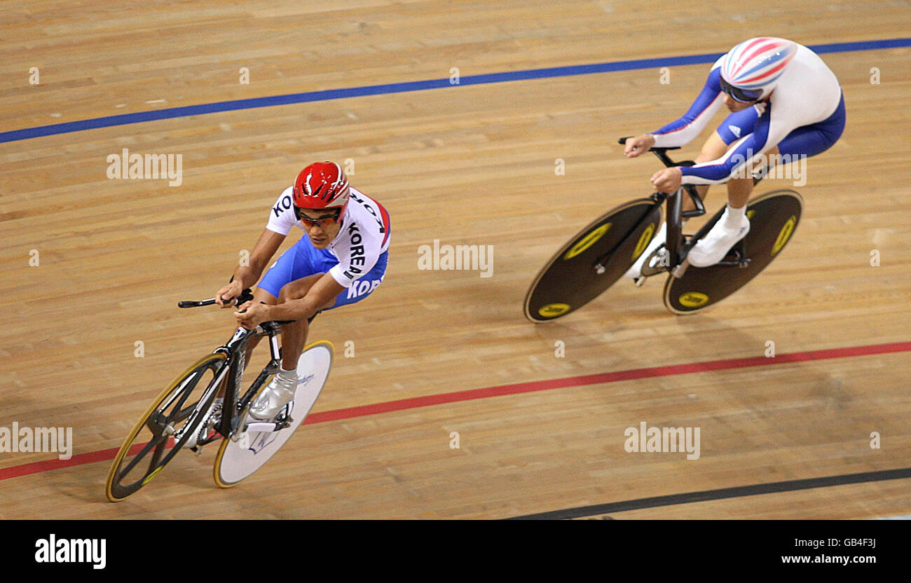 Darren Kenny (à droite), en Grande-Bretagne, saisit Jin Yong-Sik de Corée sur le chemin de la victoire de la poursuite individuelle des hommes dans le Vélodrome de Laoshan lors des Jeux paralympiques de Beijing en 2008, en Chine. Banque D'Images