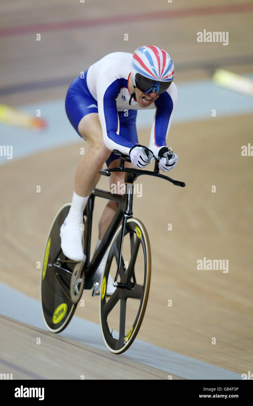 Simon Richardson, en Grande-Bretagne, en route pour remporter une médaille d'or lors du procès masculin d'un kilomètre sur le Vélodrome de Laoshan, lors des Jeux paralympiques de Beijing en 2008, en Chine. Banque D'Images Simon Richardson, en Grande-Bretagne, en route pour remporter une médaille d'or lors du procès masculin d'un kilomètre sur le Vélodrome de Laoshan, lors des Jeux paralympiques de Beijing en 2008, en Chine. Banque D'Images