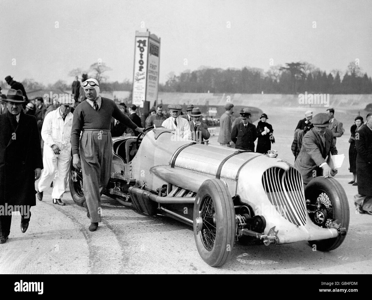 Le pilote de course britannique John Rhodes Cobb (à gauche) avec son Napier Railton de 24 litres. Banque D'Images