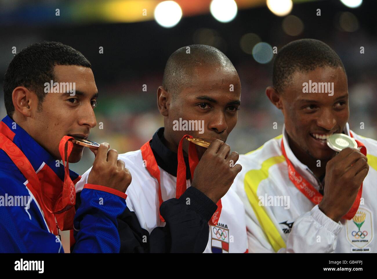 Irving Jahir Saladino Aranda au Panama avec sa médaille d'or (au centre), Khotso Mokoena en Afrique du Sud avec sa médaille d'argent (à droite) et Ibrahim Camejo à Cuba avec sa médaille de bronze, après la finale du saut long masculin lors des Jeux Olympiques de 2008 à Beijing. Banque D'Images