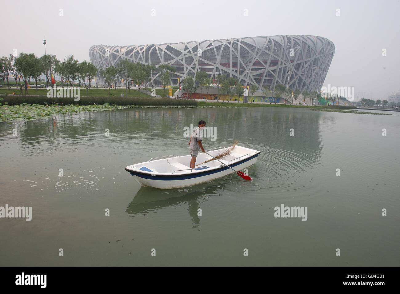 Jeux olympiques - Jeux Olympiques de Beijing 2008.Une vision générale du citoyen chinois devant le Stade national de Beijing, en Chine. Banque D'Images