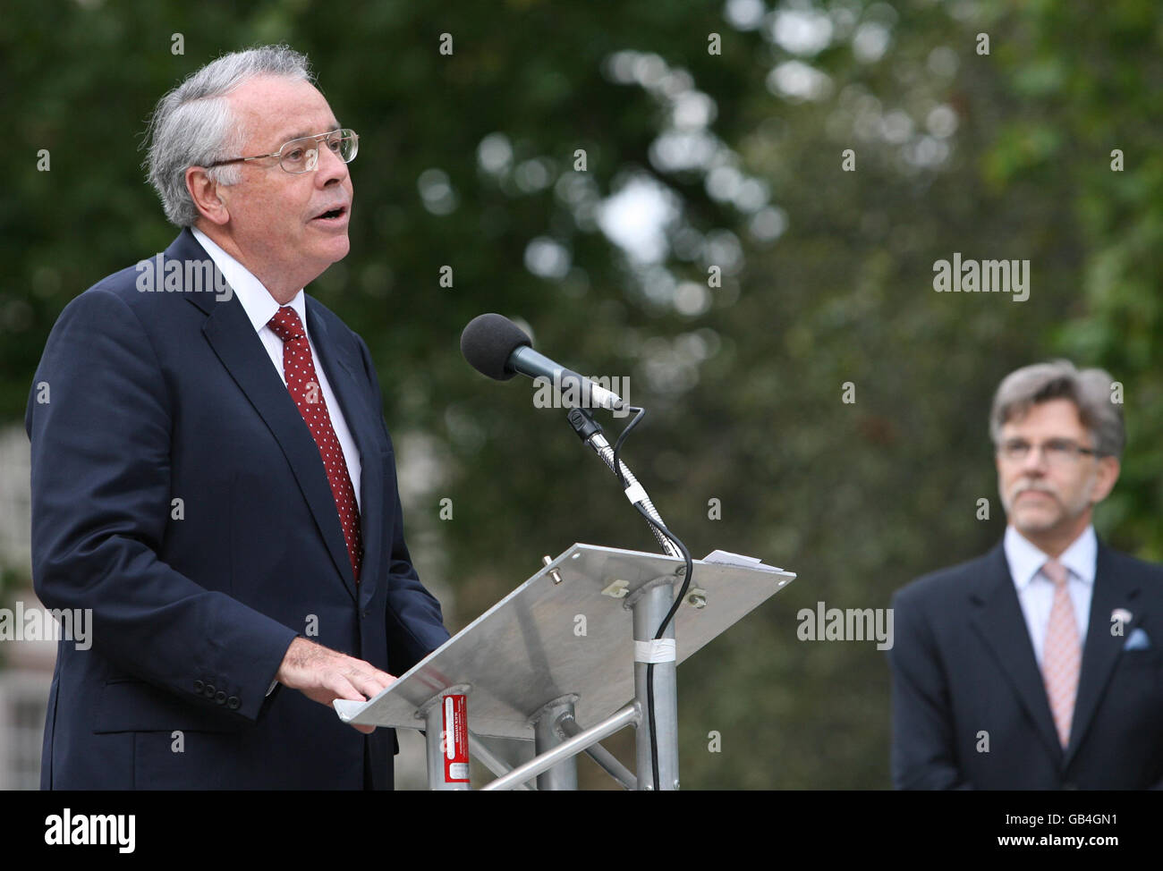 L'ambassadeur américain pour le Royaume-Uni Robert Tuttle s'adresse à un concert commémoratif pour marquer les événements tragiques du 11 septembre il y a sept ans, à Grosvenor Square, dans le centre de Londres. Banque D'Images