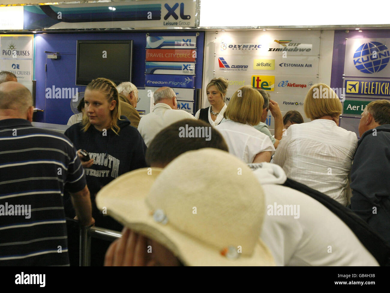 Les voyageurs attendent des informations à l'aéroport de Gatwick, West Sussex. Banque D'Images