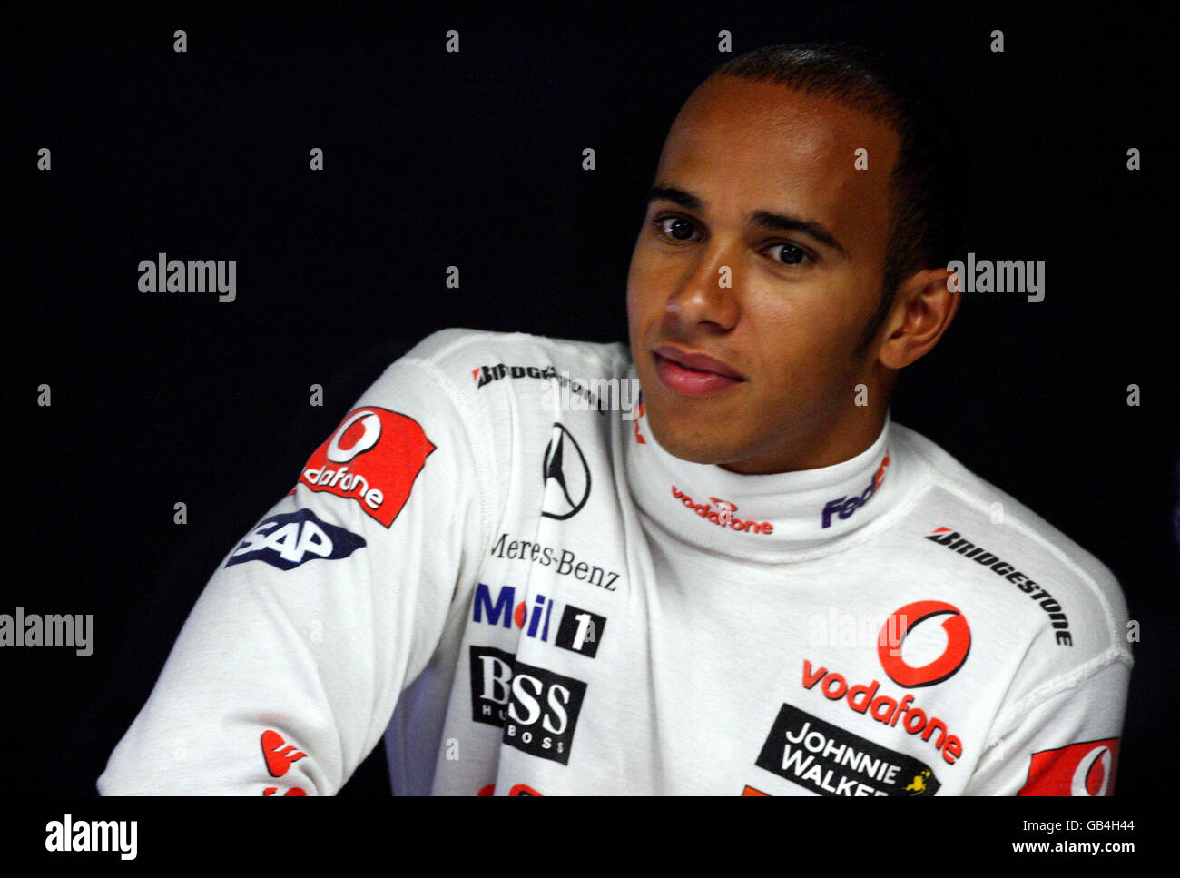 Le Lewis Hamilton, en Grande-Bretagne, se trouve dans le garage pendant une séance d'entraînement à Monza, en Italie. Banque D'Images
