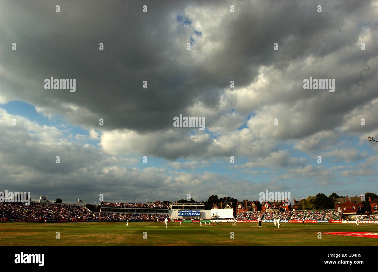 Cricket - npower quatrième Test - Angleterre / Afrique du Sud - quatrième jour.Les nuages gris s'inroulent au-dessus de Headingley tandis que l'Angleterre joue en Afrique du Sud Banque D'Images