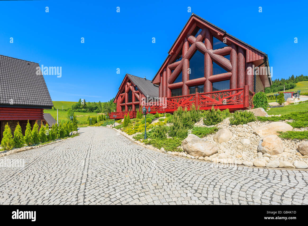 Les maisons en bois sur la rue de Zdiar village de montagnes Tatra en été, Slovaquie Banque D'Images