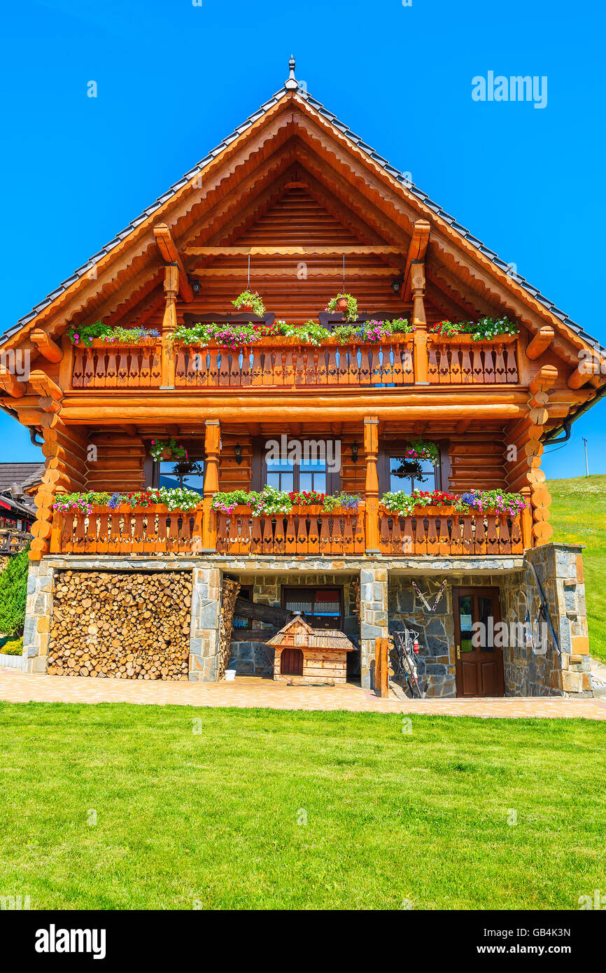 Maison en bois typique village à Zdiar, Tatras, Slovaquie Banque D'Images