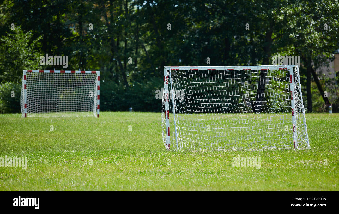 Vue d'un terrain de soccer sur les postes vacants. Banque D'Images