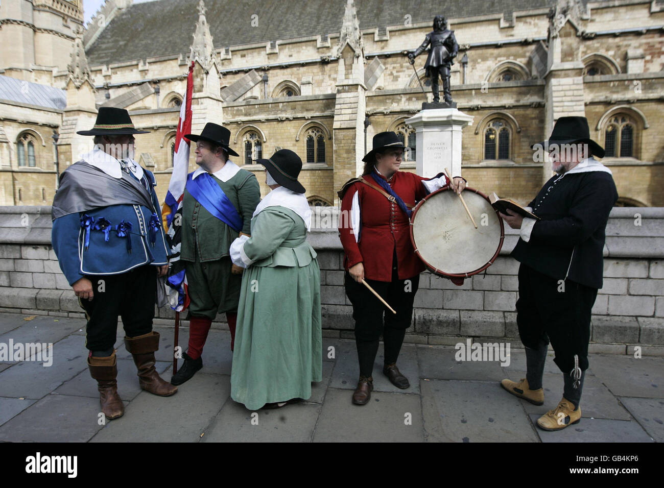 Des membres de l'armée parlementaire de la Société anglaise de la guerre de Sécession, qui réadoptent les événements de la guerre de Sécession, à la suite d'une cérémonie marquant le 350e anniversaire de la mort d'Oliver Cromwell en tant que Lord Protector d'Angleterre en 1658, à l'extérieur de la place de Westminster, dans le centre de Londres. Banque D'Images