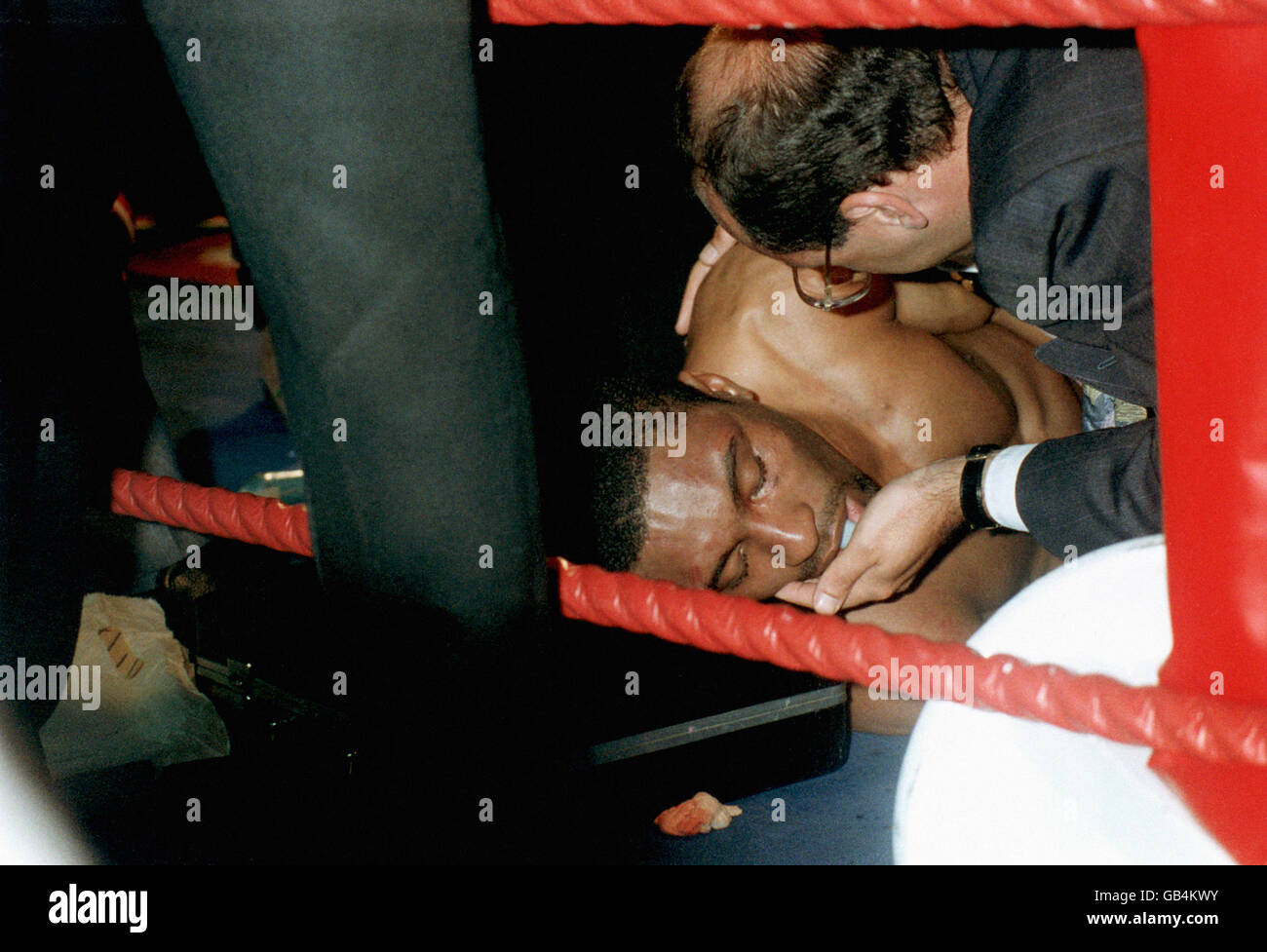 Un médecin s'occupe de Michael Watson alors qu'il est inconscient dans le ring, s'étant effondré peu après la fin du combat, qu'il a perdu en douze rounds Banque D'Images