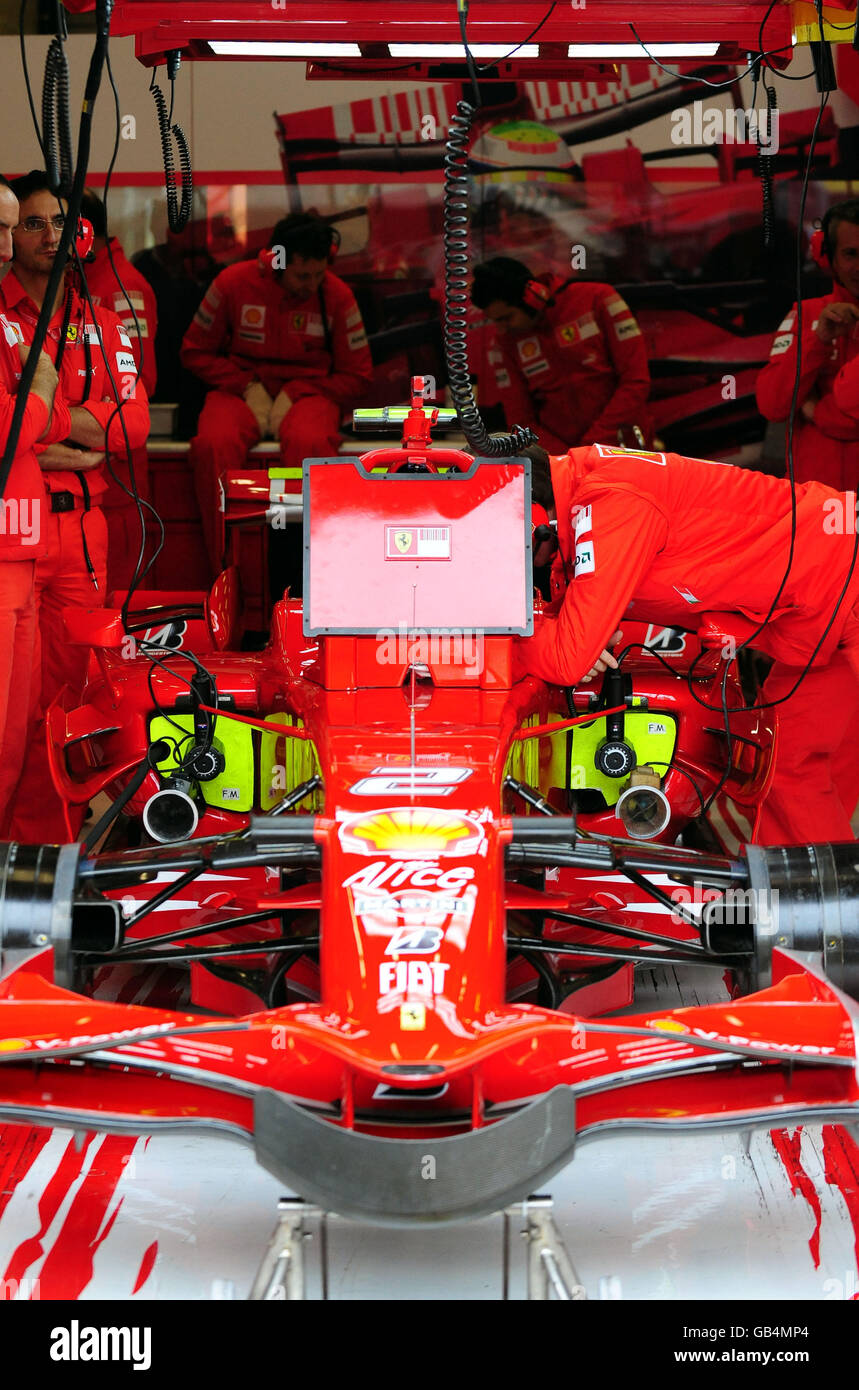 Une Ferrari dans les fosses lors de la session de qualification du Grand Prix de Belgique au Spa Francorchamps, Belgique. Banque D'Images