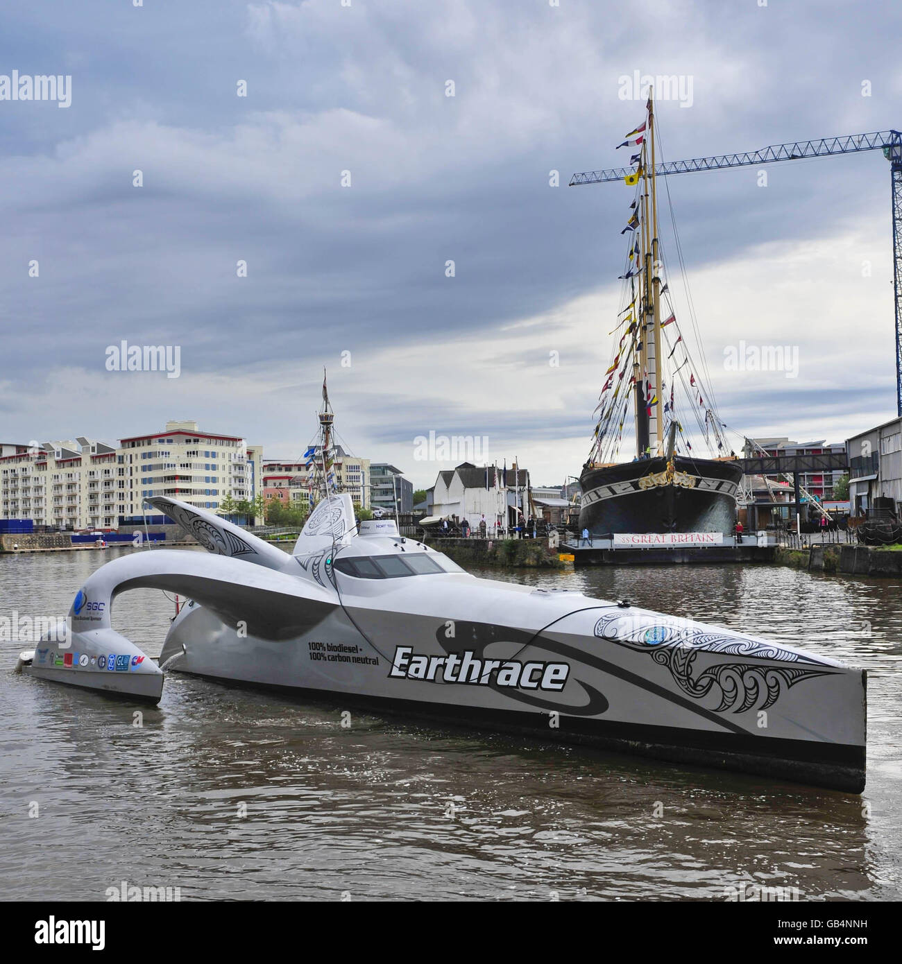 PHOTO UNE vue générale du bateau Earthrace par le Matthew près de la SS Grande-Bretagne à Hotwells, Bristol. Il est alimenté par 100 % de carburant biodiesel et présente une empreinte carbone nette nulle. Earthrace a établi un nouveau record du monde en juin de cette année pour la navigation dans le monde - ce qu'elle a fait en 60 jours, 23 heures et 49 minutes, battant le précédent record du monde de près de 14 jours. Banque D'Images