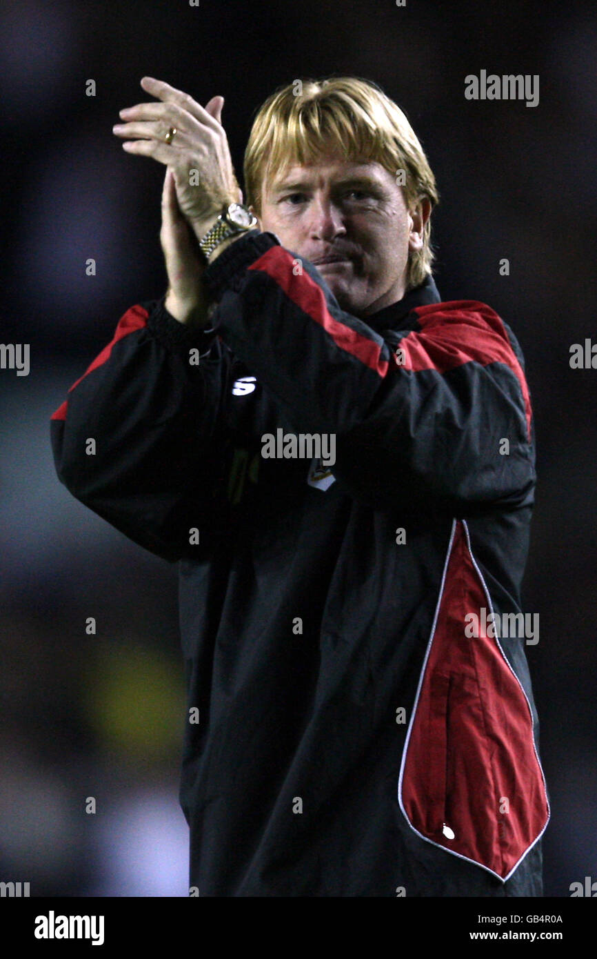 Le directeur de Bradford City, Stuart McCall, applaudit les fans après le sifflet final Banque D'Images