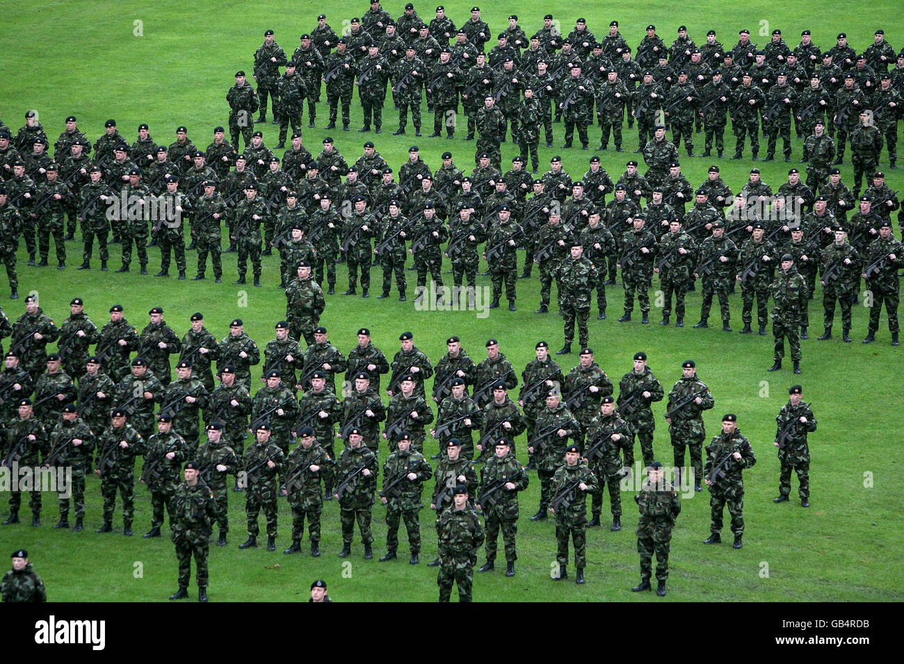 Les membres du 98e Bataillon d'infanterie des Forces de défense irlandaises participent à un défilé public à Killkenny avant de partir pour le Tchad. Banque D'Images