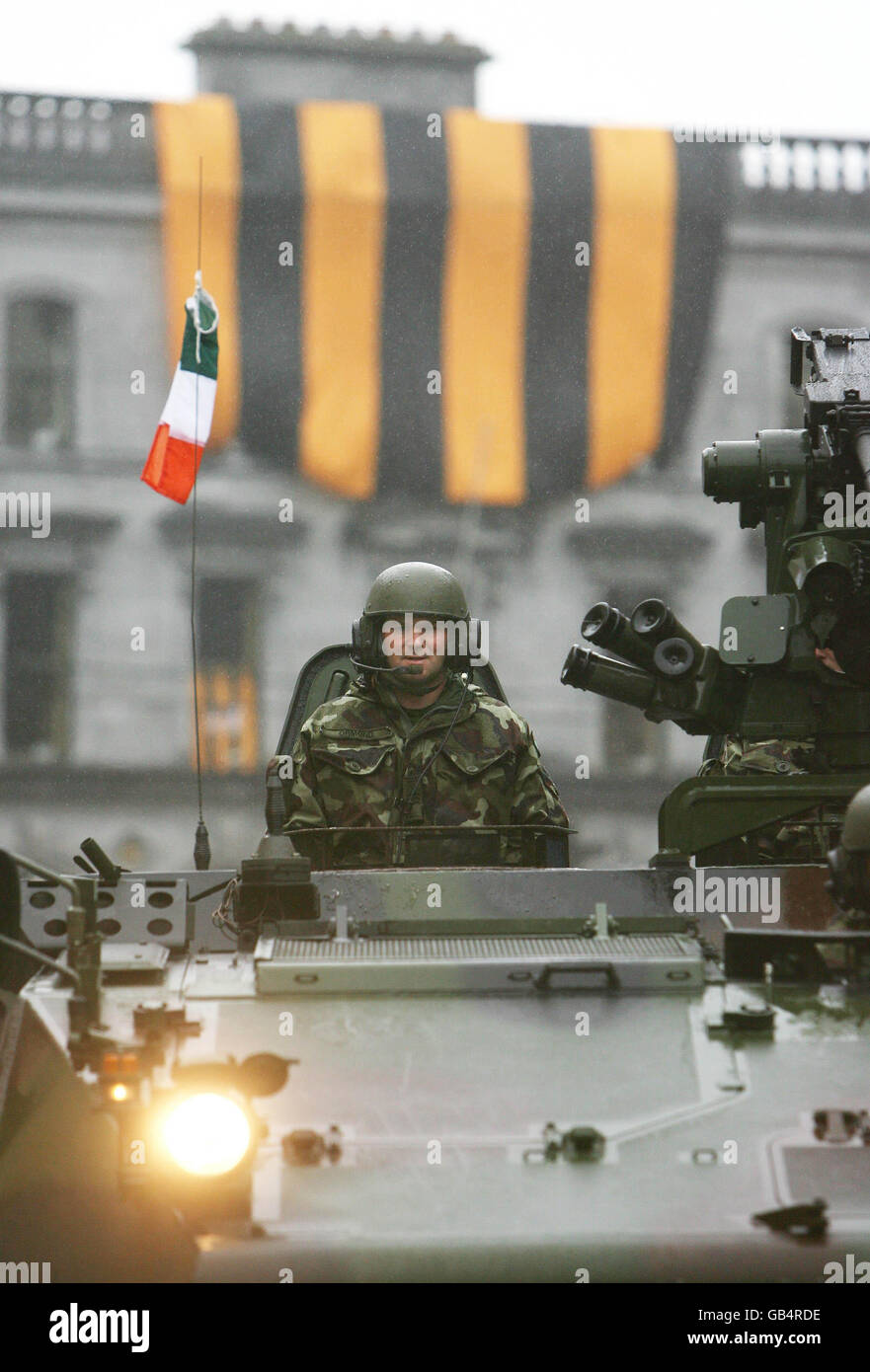 Les membres du 98e Bataillon d'infanterie des Forces de défense irlandaises participent à un défilé public à Killkenny avant de partir pour le Tchad. Banque D'Images