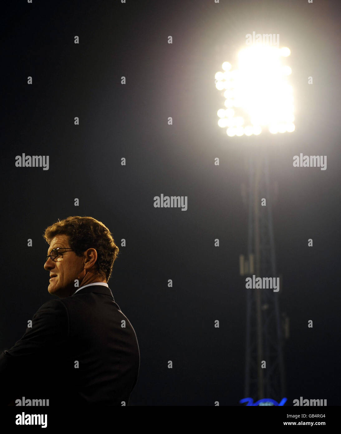 Fabio Capello, responsable de l'Angleterre, en avance sur le match du groupe de qualification de la coupe du monde six au Stadion Maksimirl, Zagreb, Croatie. Banque D'Images