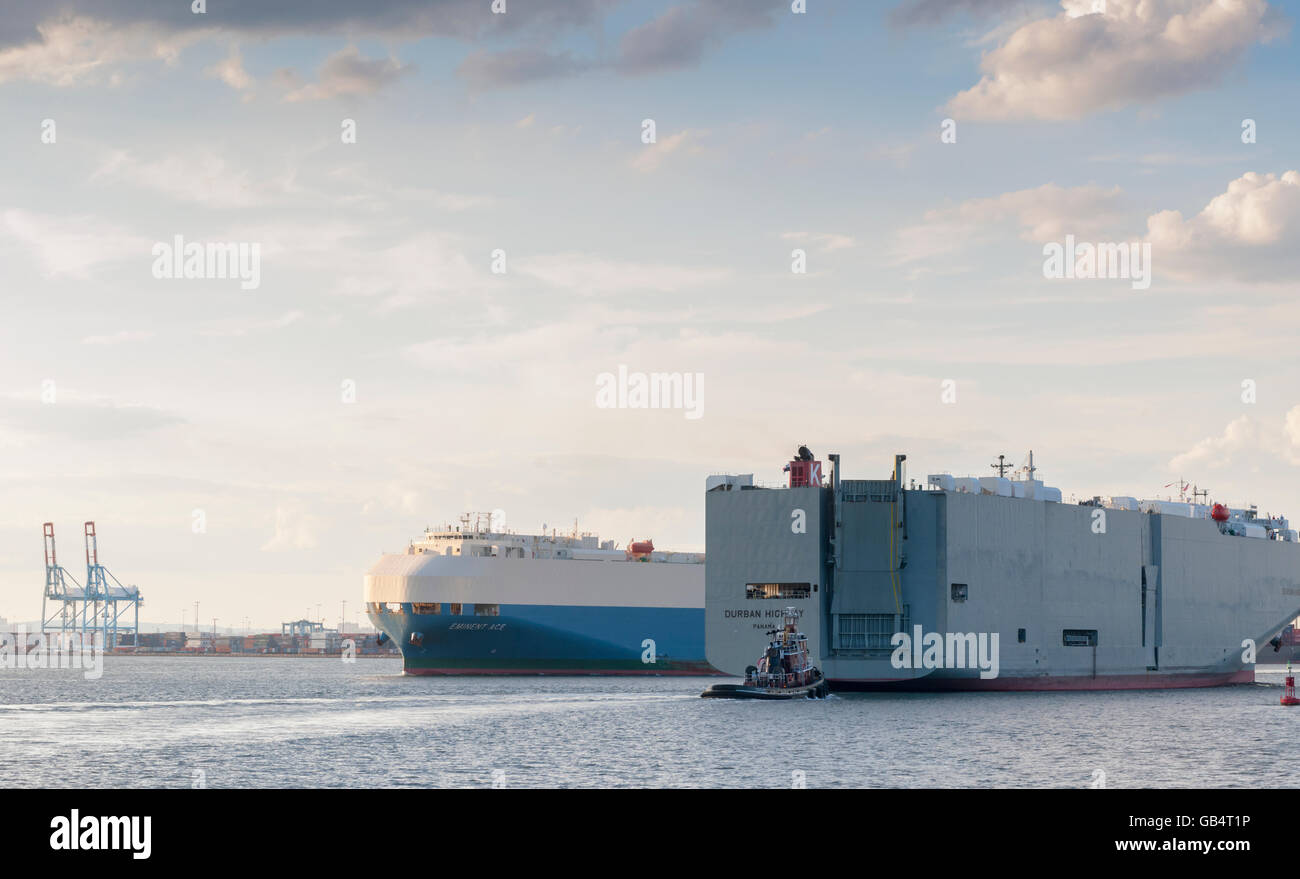 La route de Durban, à droite, passe l'éminent Ace, les deux transporteurs d'automobiles ou de navires RORO (Roll-on / roll-off) à Port Elizabeth dans le New York et le New Jersey Harbour le Jeudi, 30 juin, 2016. (© Richard B. Levine) Banque D'Images