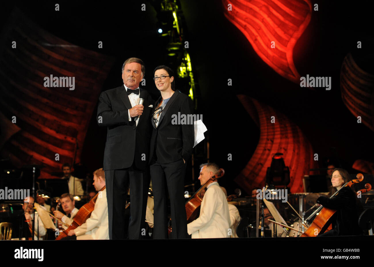 Animateur Terry Wogan (à gauche) avec Sue Perkins, gagnante de la série Maestro de BBC Two, lors du concert BBC Proms in the Park 2008 à Hyde Park, dans le centre de Londres. Banque D'Images