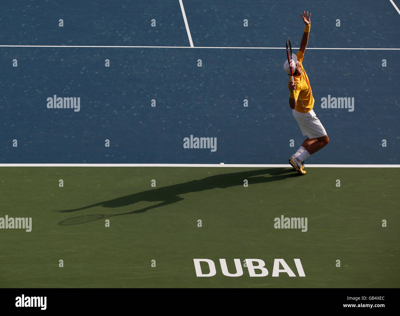 Le joueur de tennis tchèque Tomas Berdych servant, Dubai Tennis Championships 2011, Tournoi de Tennis ATP, Série internationale Banque D'Images
