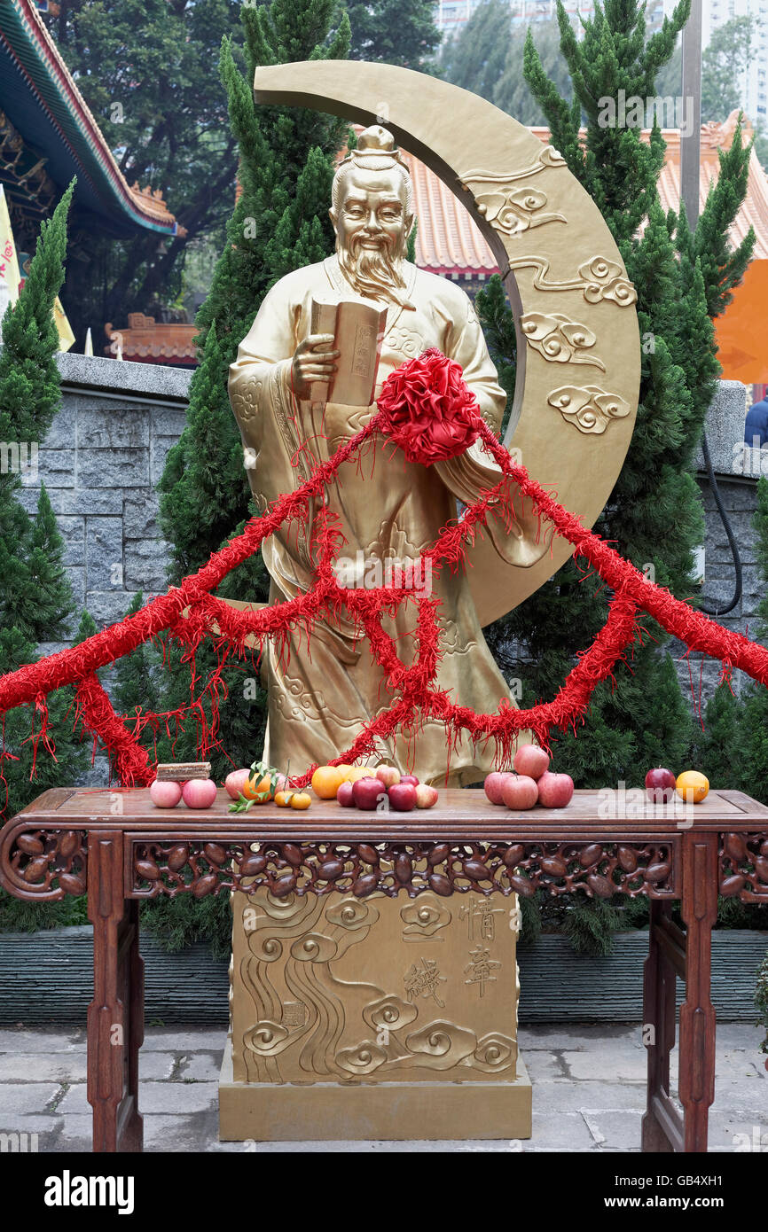 Statue en or de Yuelao chinois, dieu d'amour, taoïstes, ou de Sik Sik Yuen Wong Tai Sin Temple, Kowloon, Hong Kong, Chine Banque D'Images