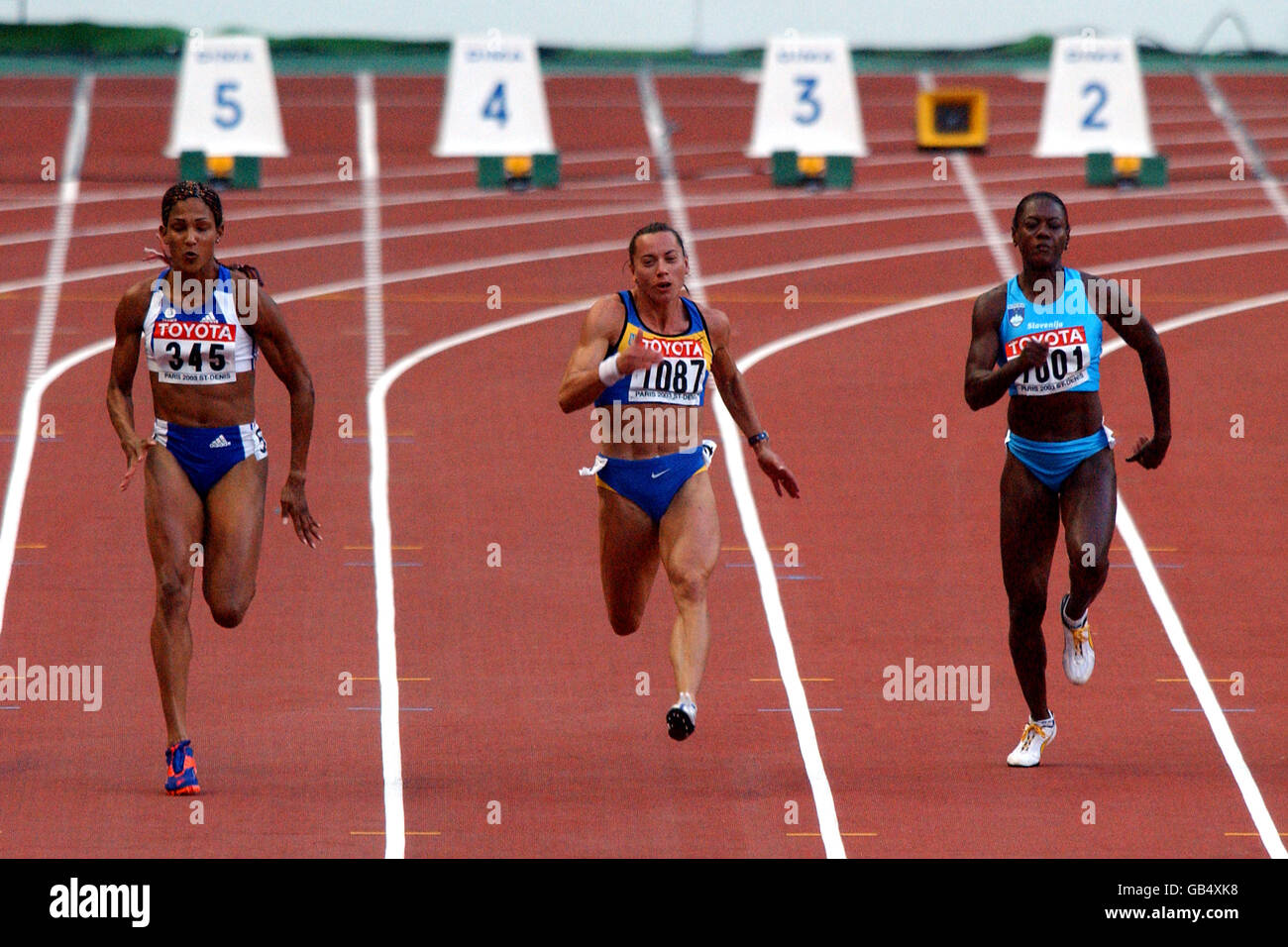 L'Ukraine Zhanna Block (1087) mène de la France Christine Arron (345) Et Merlene Ottey (1001) en Slovénie pendant le 100m Banque D'Images