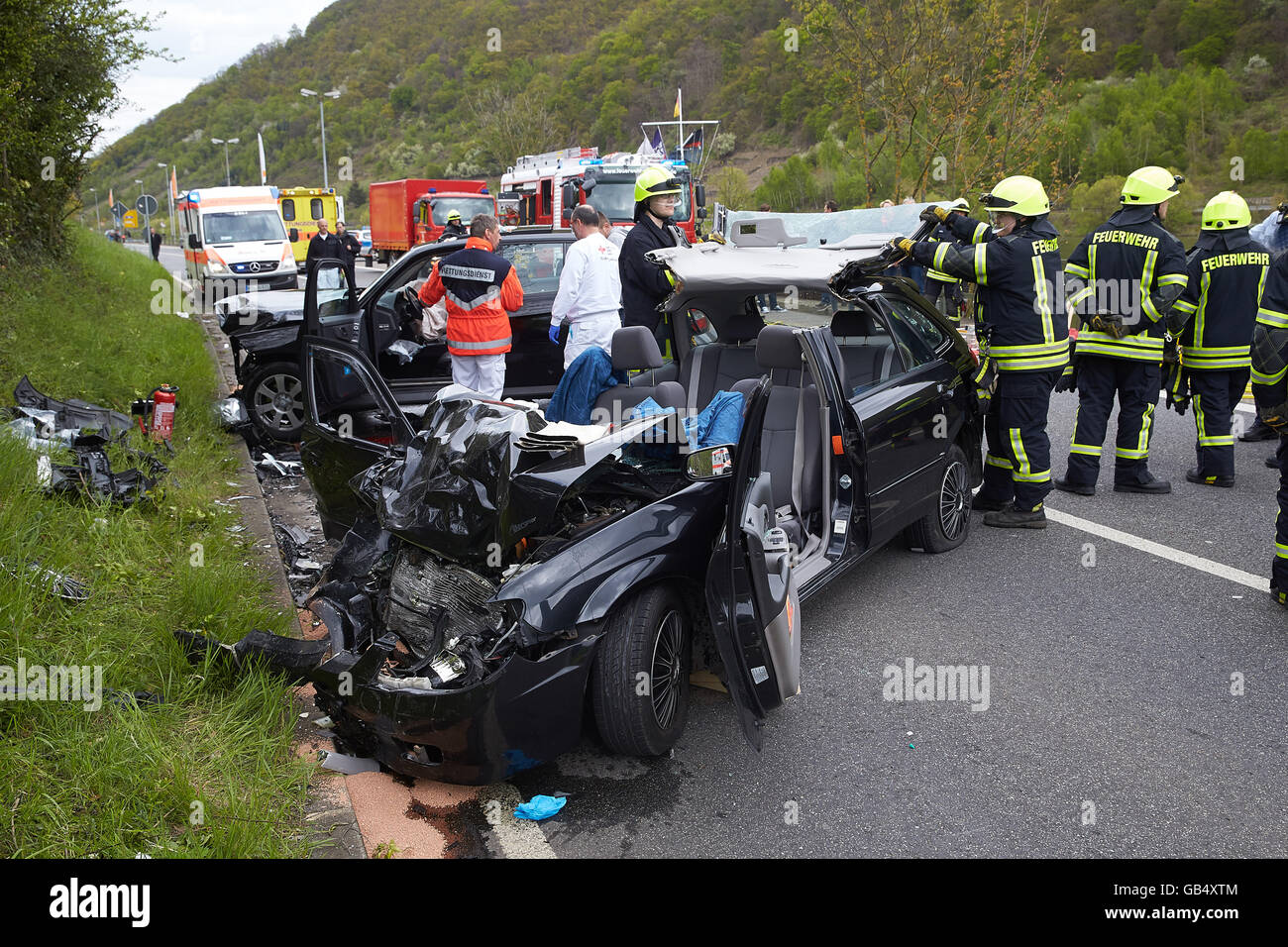Accident de la circulation avec des pompiers, l'autoroute 416 près de Winningen, Rhénanie-Palatinat, Allemagne Banque D'Images